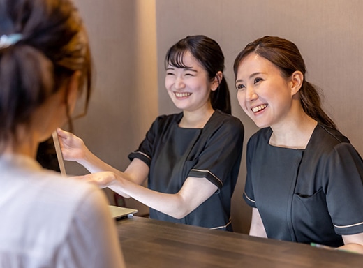 笑顔の女性スタッフ