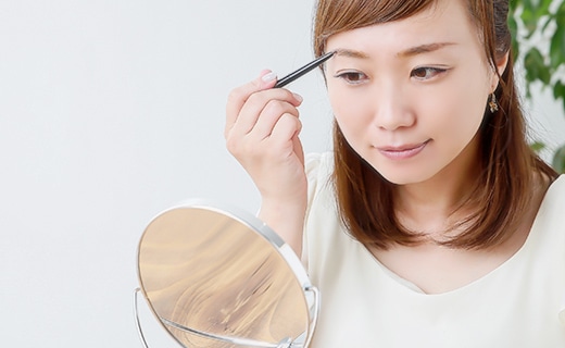 眉毛の毛流れを自然に整えた仕上がりのイメージ