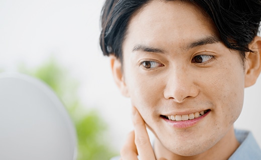 眉毛を整えた男性のイメージ